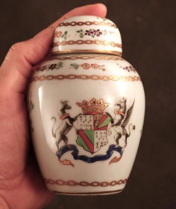 Antiek Frans dekselpotje met wapen beschikbaar voor biedingen