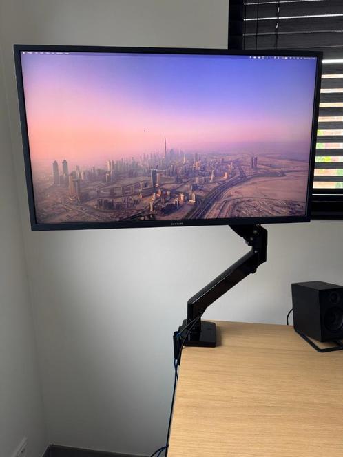 Samsung 32" 4k computerscherm met klein defect, Computers en Software, Monitoren, Gebruikt, DisplayPort, HDMI, In hoogte verstelbaar