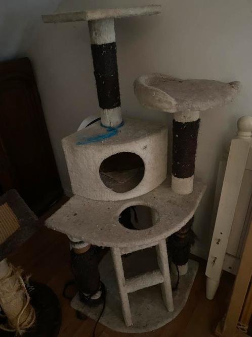 2 krabpalen en 2 mandjes kattenmand te koop., Dieren en Toebehoren, Krabmeubelen, Zo goed als nieuw, Ophalen