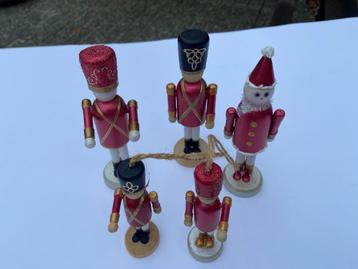 5 houten soldaatjes (Kerst) beschikbaar voor biedingen