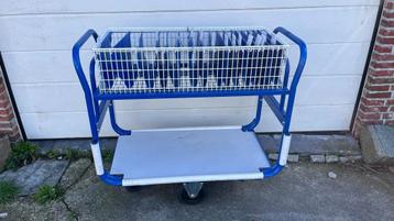 Stevige dossierwagen met ophangmappen beschikbaar voor biedingen