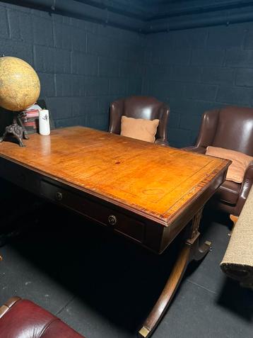 Antiek bureau beschikbaar voor biedingen