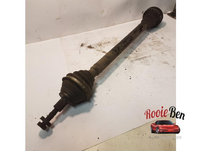 Aandrijfas rechts-voor van een Volkswagen Passat, Auto-onderdelen, Remmen en Aandrijving, Volkswagen, Gebruikt, 3 maanden garantie