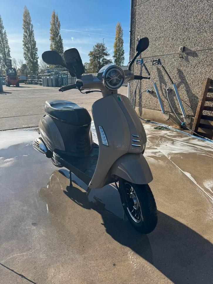 Jtc scooter Bella 50 cc, Fietsen en Brommers, Snorfietsen en Snorscooters, Zo goed als nieuw, Overige merken, Benzine, Ophalen