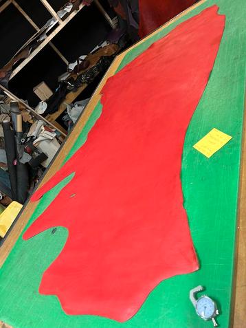 Rode kleur halve huid 1.3 mm dikte stug en glad R-3 beschikbaar voor biedingen