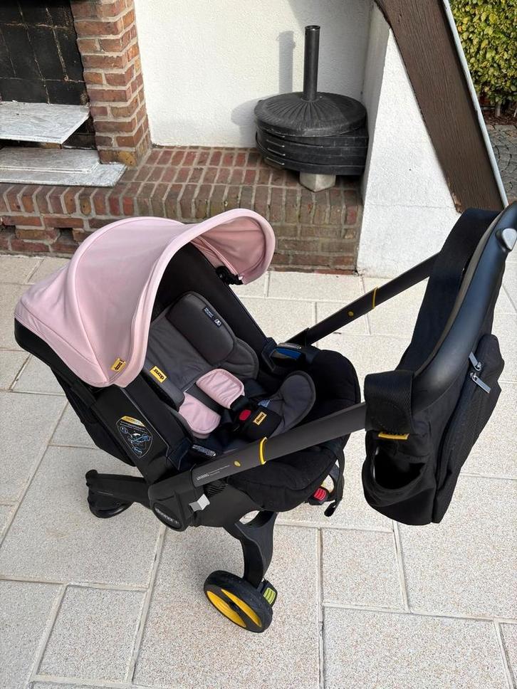 DOONA + roze kinderwagen, Kinderen en Baby's, Kinderwagens en Combinaties, Zo goed als nieuw, Kinderwagen, Ophalen