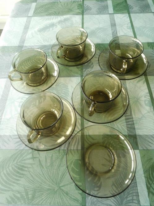 5 tasses 6 sous-tasses en verre fumé Arcoroc, Maison & Meubles, Cuisine | Vaisselle, Utilisé, Tasse(s) et/ou soucoupe(s), Verre