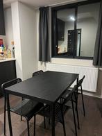 Recente zwarte tafel + vier zwarte stoelen IKEA, Huis en Inrichting, Tafels | Eettafels, Ophalen, Zo goed als nieuw