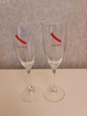 2 champagne glazen / mumm  beschikbaar voor biedingen