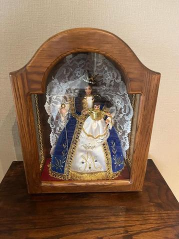 Wassen Maria-beeld onder mooie houten stolp beschikbaar voor biedingen