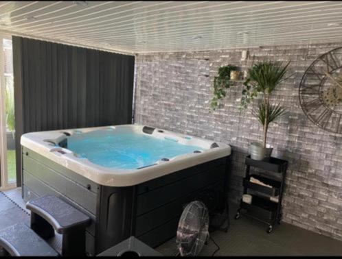 Nog 2 op voorraad 4persoons jacuzzi Full option led+isolatie, Tuin en Terras, Vijvers, Nieuw, Ophalen