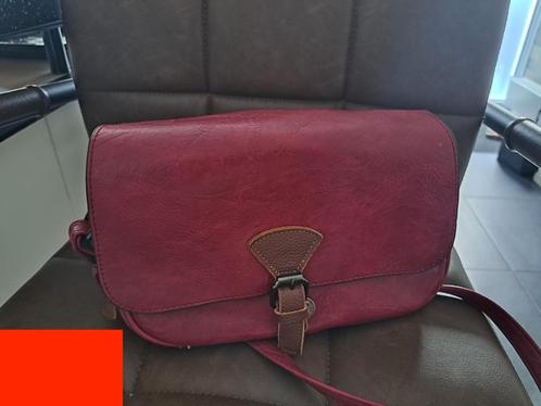 Tas Dames Leer kleur Cerise z.g.a.n. (NL+31), Handtassen en Accessoires, Tassen | Damestassen, Zo goed als nieuw, Schoudertasje