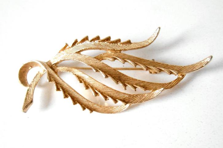 Broche ancienne dorée ? de Sarah Coventry, Bijoux, Sacs & Beauté, Bijoux anciens, Broche, Or, Enlèvement ou Envoi