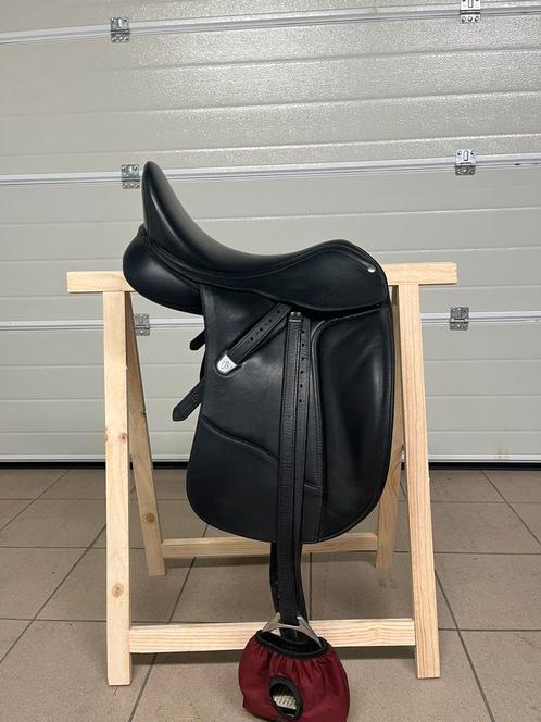Bates dressuurzadel, Dieren en Toebehoren, Paarden en Pony's | Overige Paardenspullen, Zo goed als nieuw, Dressuur, Ophalen