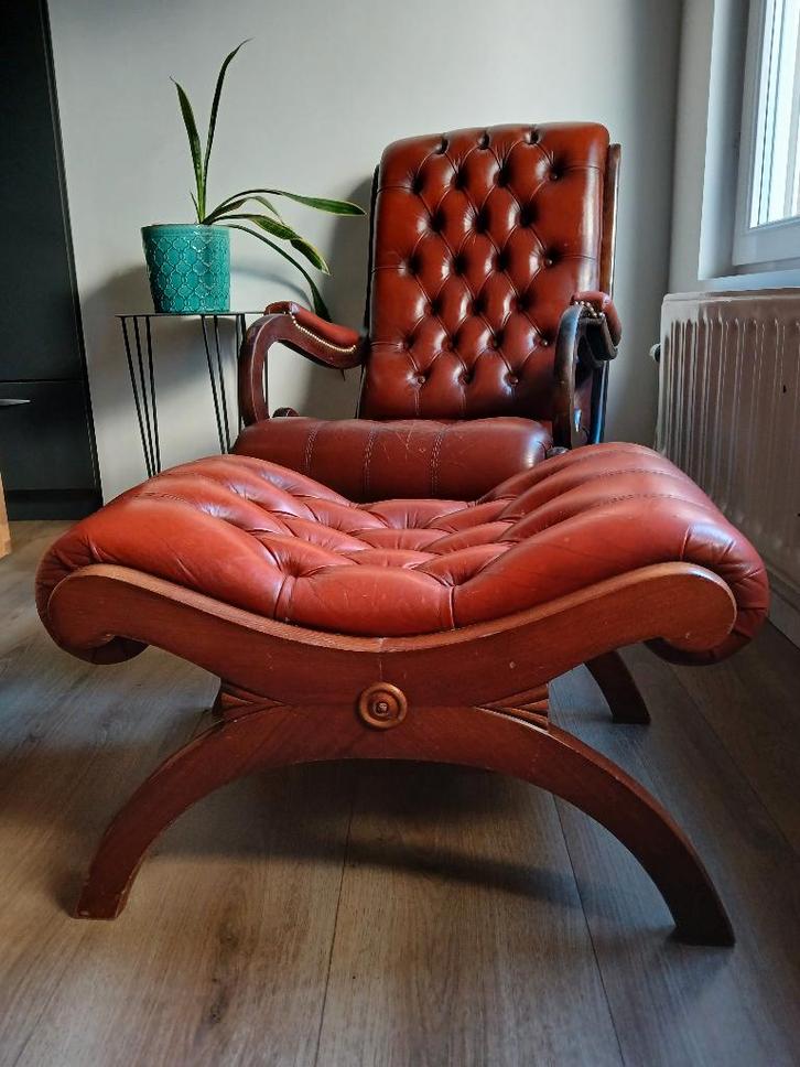 Chesterfield fauteuil met bijpassende voetbank, Huis en Inrichting, Fauteuils, Gebruikt, Leer, Ophalen