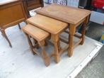 SET VAN 3 MASSIEF EIKEN BIJZET TAFELTJES, Antiek en Kunst, Ophalen