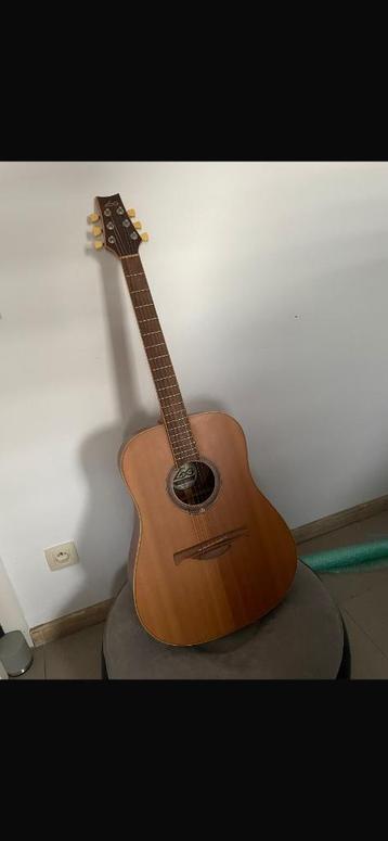 Gitaar LAG zeer goede staat beschikbaar voor biedingen