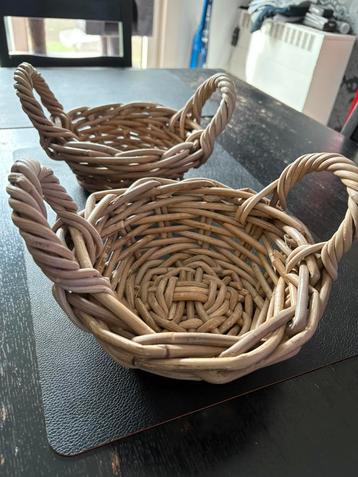 2 mandjes van hout 20 cm beschikbaar voor biedingen