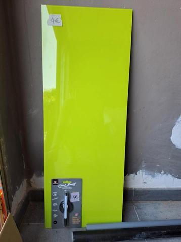 Groen magneetbord + stift beschikbaar voor biedingen