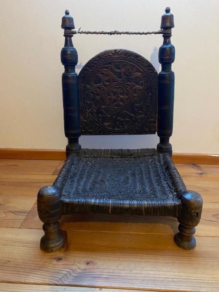 Te Koop: Oosterse houten lage stoel - uniek en sfeervol, Antiek en Kunst, Antiek | Meubels | Stoelen en Sofa's, Ophalen