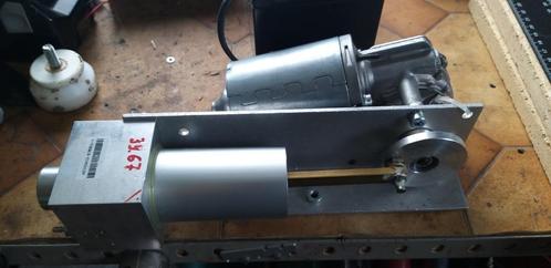 Elektrische motor met reductie - 24V DC, Hobby en Vrije tijd, Elektronica-componenten, Zo goed als nieuw, Ophalen of Verzenden