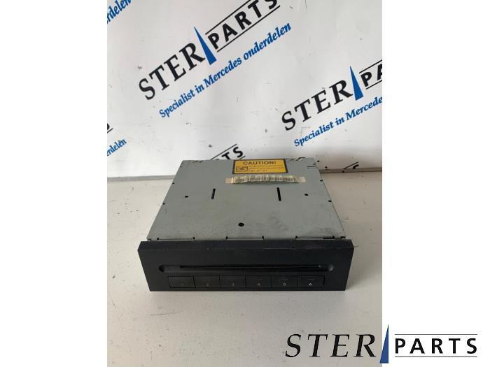 Changeur de CD d'un Mercedes E-Klasse, Autos : Pièces & Accessoires, Électronique & Câbles, Mercedes-Benz, Utilisé, 3 mois de garantie