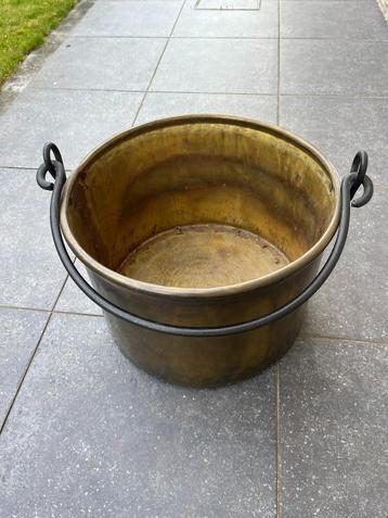 Grote koperen ketel beschikbaar voor biedingen