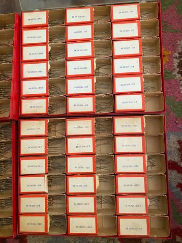 Dozen met weerstanden uit jaren 70 en 80 beschikbaar voor biedingen