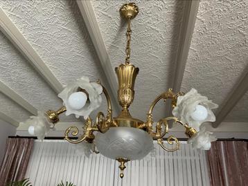 2 zware antieke kroonlusters van koper en kelkkapjes, Huis en Inrichting, Lampen | Kroonluchters, Ophalen, Zo goed als nieuw