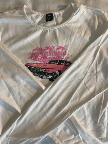 Witte t-shirt met lange mouwen en auto beschikbaar voor biedingen