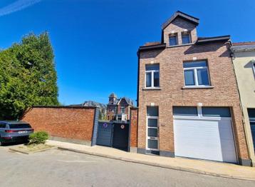 Bel-etage met aanliggende percelen en atelier beschikbaar voor biedingen