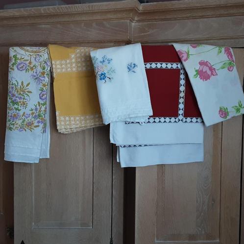 Lijnen en katoenen tafelkleden, Verschillende maat, Huis en Inrichting, Keuken | Textiel, Gebruikt, Tafelkleed of Tafelzeil, Ophalen of Verzenden
