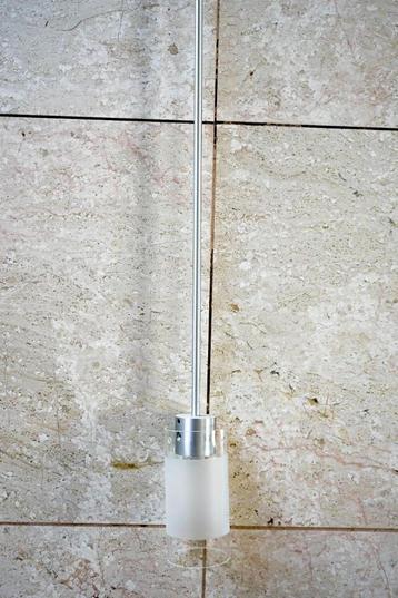 Plafondlamp met 4 hangende pendels. beschikbaar voor biedingen