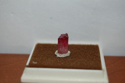 Toermalijn licht rood in display doosje half edelsteen, Verzamelen, Mineralen en Fossielen, Mineraal, Ophalen of Verzenden