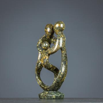 Familiebeeld van drie personen  beschikbaar voor biedingen