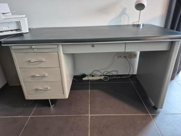 Vintage metalen bureau beschikbaar voor biedingen