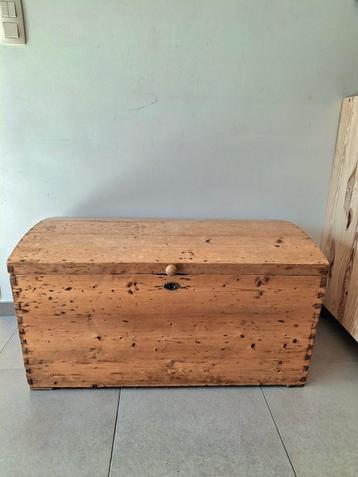 Brocante dekenkist beschikbaar voor biedingen