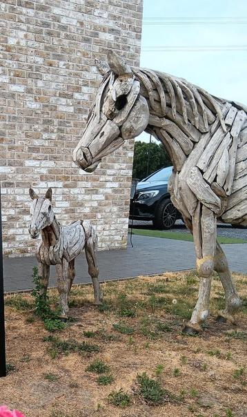 Houten standbeeld paard + veulen (groot)