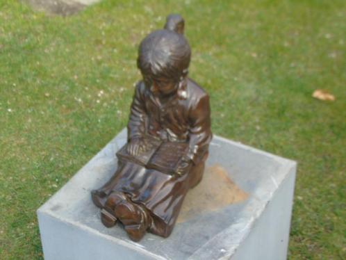 Standbeeld van een meisje zittend met een bronzen boek., Tuin en Terras, Tuinbeelden, Nieuw, Overige typen, Overige materialen