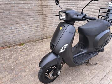 La souris 50cc bouwjaar 2023/ eerst is eerst beschikbaar voor biedingen