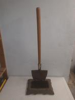 Balayeuses à bottes en fonte avec bêche intégrée, Enlèvement