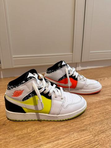 Nike Air Jordan 1 Mid GS Notebook beschikbaar voor biedingen