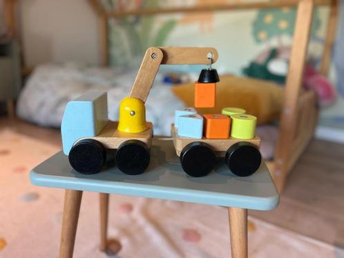 Houten kraanvrachtwagen met magnetische blokken, Kinderen en Baby's, Speelgoed | Houten speelgoed, Zo goed als nieuw, Rij- of Hobbelspeelgoed