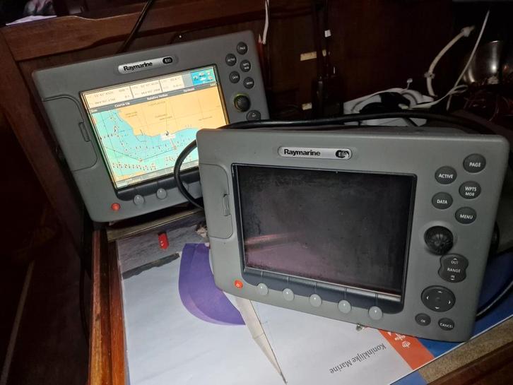 Complete radar set met 2 Raymarine E80 plotters, Watersport en Boten, Navigatiemiddelen en Scheepselektronica, Radar, Ophalen