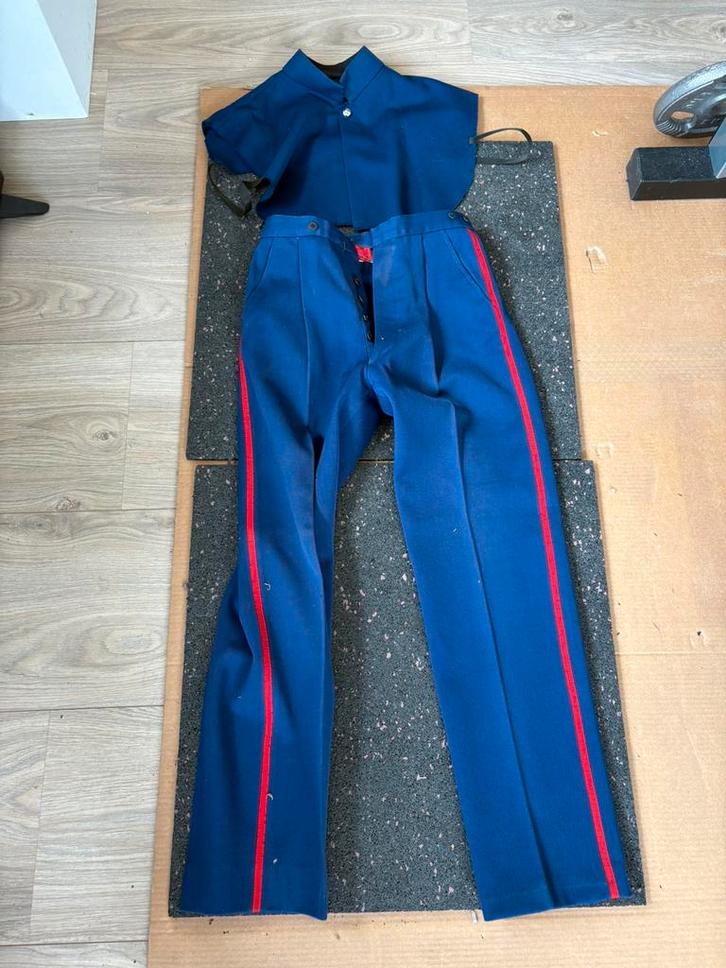donkerblauw uniform met rode bies, cape, vestje, militair, Verzamelen, Militaria | Algemeen, Verzenden