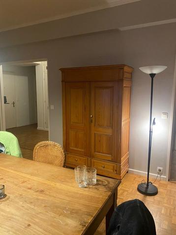 Gratis mooie houten kast beschikbaar voor biedingen