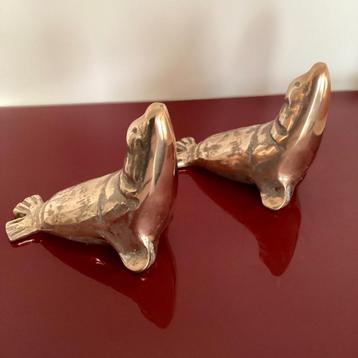 Prachtig paar zeehonden in verguld brons beschikbaar voor biedingen