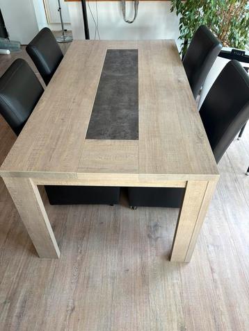 Table 1m80 et 4 chaises beschikbaar voor biedingen