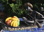 Midcentury gipsen beeld Afrikaanse man in kano met fruit, Ophalen of Verzenden
