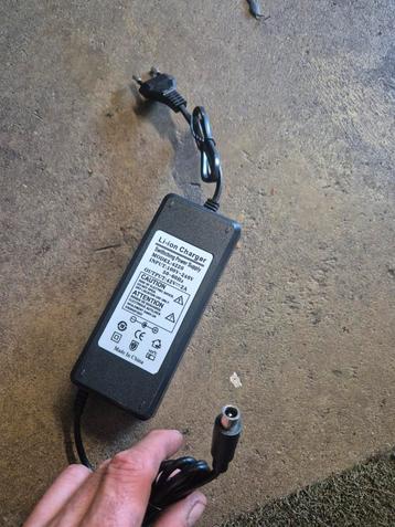 Chargeur pour les trottinettes Ninebot Segway Xiaomi  beschikbaar voor biedingen